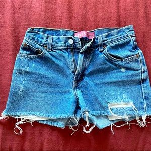 Medium wash Vintage Levi’s jean shorts, Size 26